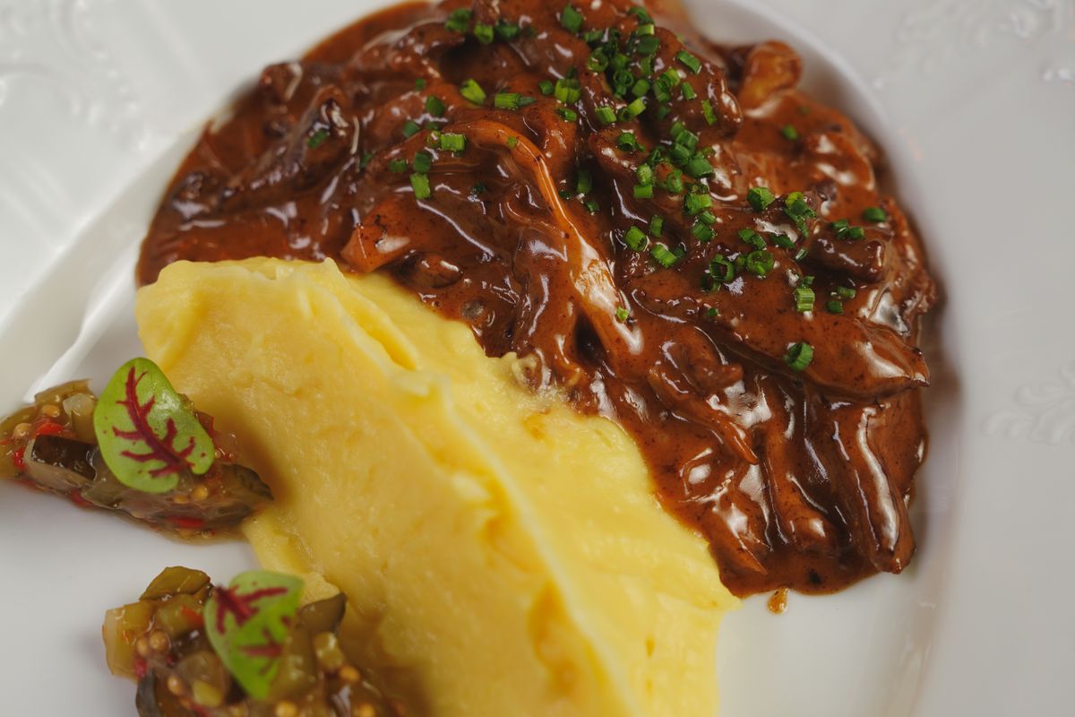 Бефстроганов с макаронами на тарелке