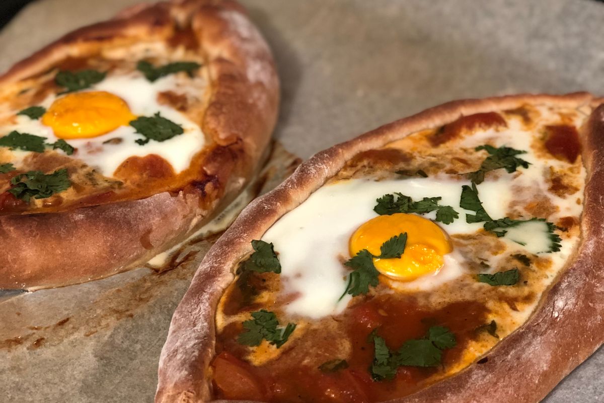 Хачапури по-аджарски с яйцом и маслом в форме лодочки