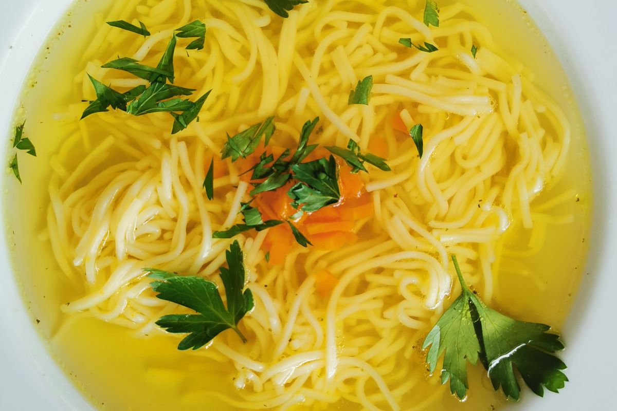 Куриный суп с домашней лапшой и зеленью