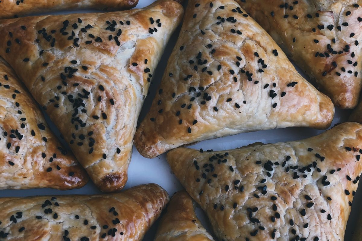 Самса треугольниками, посыпанная кунжутом