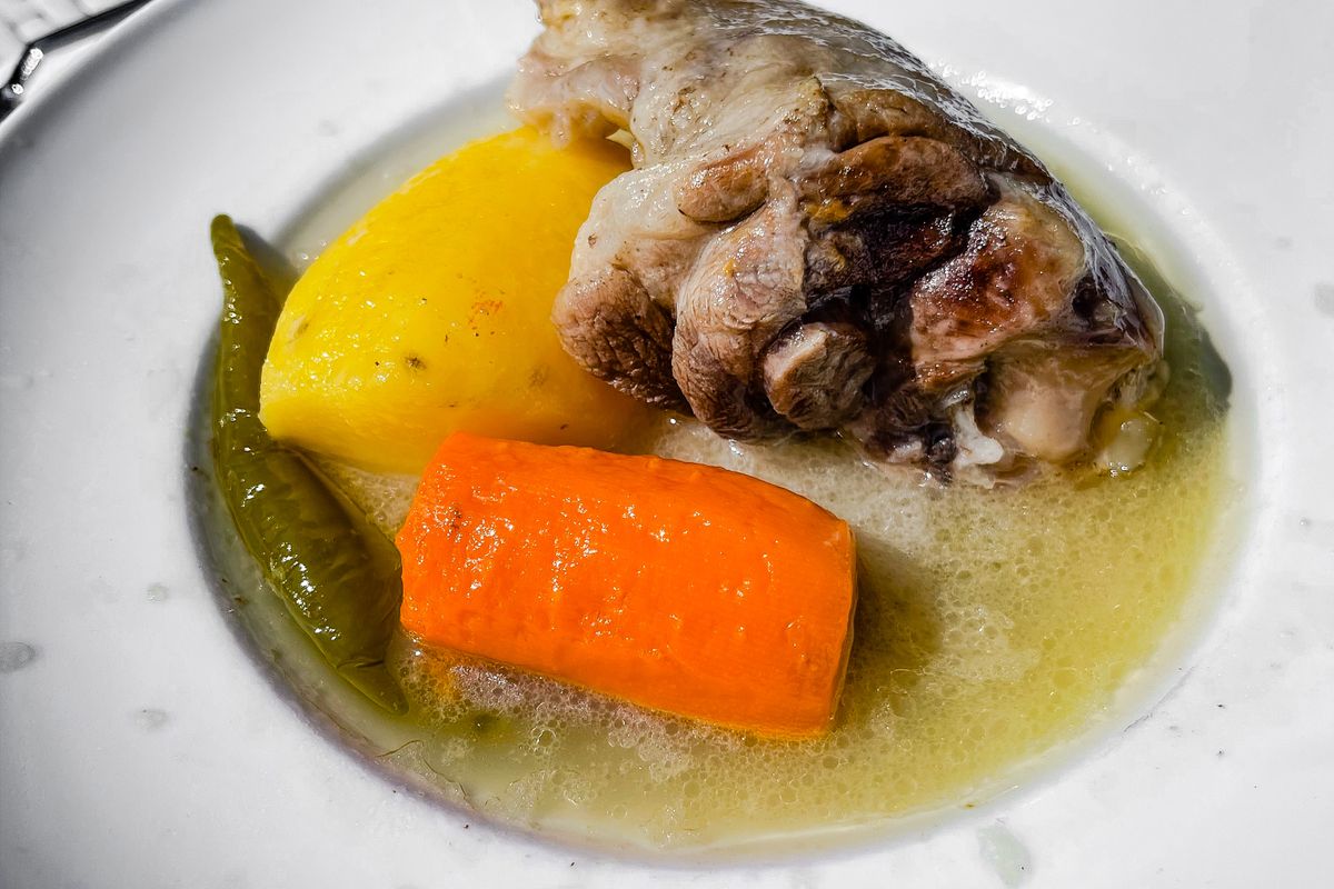 Шурпа из баранины с нутом, овощами и маринованным луком